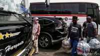 Suasana Terminal Bus Tanjung Priok Jelang Nataru