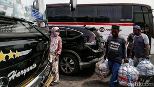 Suasana Terminal Bus Tanjung Priok Jelang Nataru