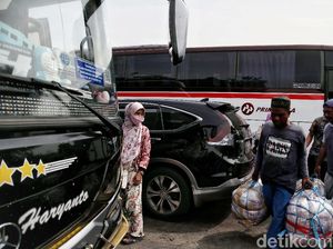 Suasana Terminal Bus Tanjung Priok Jelang Nataru