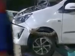 Tegang! Damkar Maros Evakuasi Sanca 4 Meter di Mesin Mobil