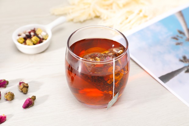 Teh rooibos adalah teh merah yang berasal dari Afrika Selatan.