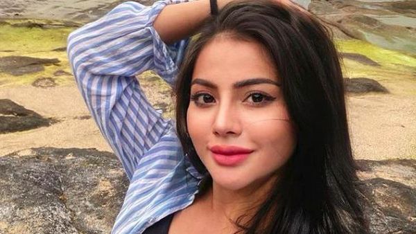 10 Pose Seksi Tisya Erni yang Lagi Hangat Diomongin