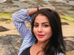 10 Pose Seksi Tisya Erni yang Lagi Hangat Diomongin