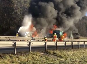 Truk Seruduk 3 Kendaraan Militer AS di Jerman, Semuanya Hangus Terbakar! Truk Seruduk 3 Kendaraan Militer AS di Jerman, Semuanya Hangus Terbakar!