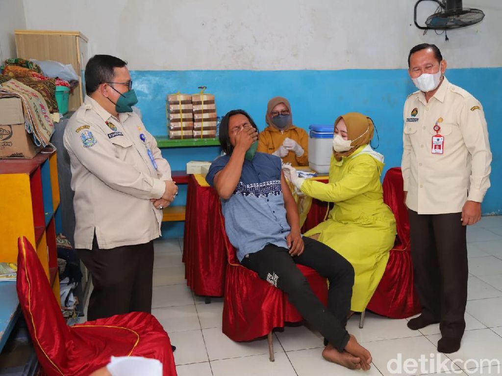 Gubernur Khofifah Vaksinasi Warga Kampung 1001 Malam Surabaya