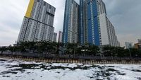 Waduh, Kali Item Kemayoran Dipenuhi Busa