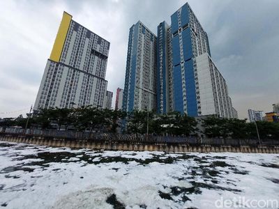 Waduh, Kali Item Kemayoran Dipenuhi Busa