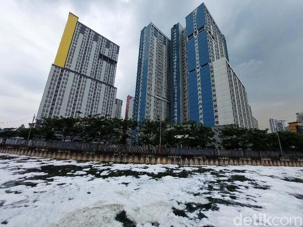 Waduh, Kali Item Kemayoran Dipenuhi Busa