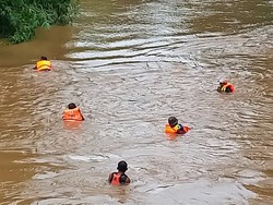 Warga Malang Hanyut Diterjang Banjir Saat Buang Air Besar di Sungai
