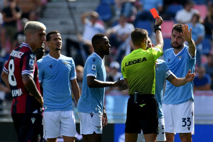 10 Tim dengan Kartu Merah Terbanyak VIGO, SPAIN - AUGUST 17: Estrada Fernandez, the referee, shows a red card to Luka Modric of Real Madrid during the Liga match between RC Celta de Vigo and Real Madrid CF at Abanca-BalaΓdos on August 17, 2019 in Vigo, Spain. (Photo by Octavio Passos/Getty Images)