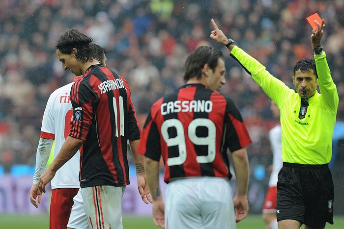 10 Tim dengan Kartu Merah Terbanyak VIGO, SPAIN - AUGUST 17: Estrada Fernandez, the referee, shows a red card to Luka Modric of Real Madrid during the Liga match between RC Celta de Vigo and Real Madrid CF at Abanca-BalaΓdos on August 17, 2019 in Vigo, Spain. (Photo by Octavio Passos/Getty Images)