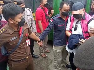 Momen Alex Noerdin Dipindah ke Rutan Palembang Momen Alex Noerdin Dipindah ke Rutan Palembang