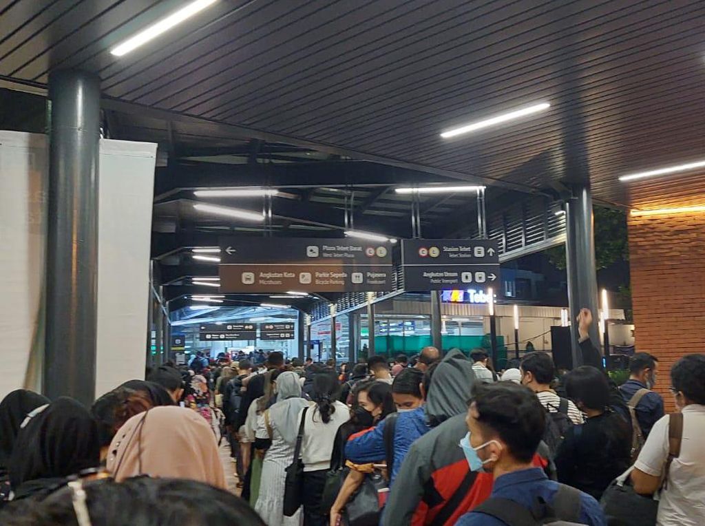 Penumpang KRL Meningkat, Antrean Penyekatan di Stasiun Cawang-Tebet Mengular