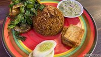 Huaah! Pedasnya Ayam Tangkap Sambal Ganja dan Mie Aceh Kekinian