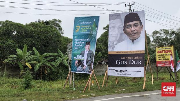 Baliho dua orang bakal calon Ketua Umum PBNU periode 2021-2026, Said Aqil Siraj dan Yahya Cholil Staquf saling 'berebut' mendapatkan magnet Presiden ke-4 RI Abdurahman  Wahid (Gus Dur) untuk menarik simpati pemilik suara warga NU di Muktamar ke-34 NU Lampung.