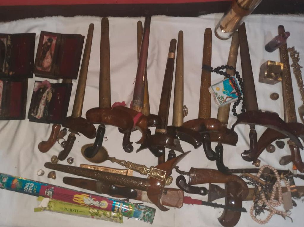 2 Dukun Pengganda Uang Diringkus di Riau, Tipu Warga Rp 715 Juta 2 Dukun Pengganda Uang Diringkus di Riau, Tipu Warga Rp 715 Juta