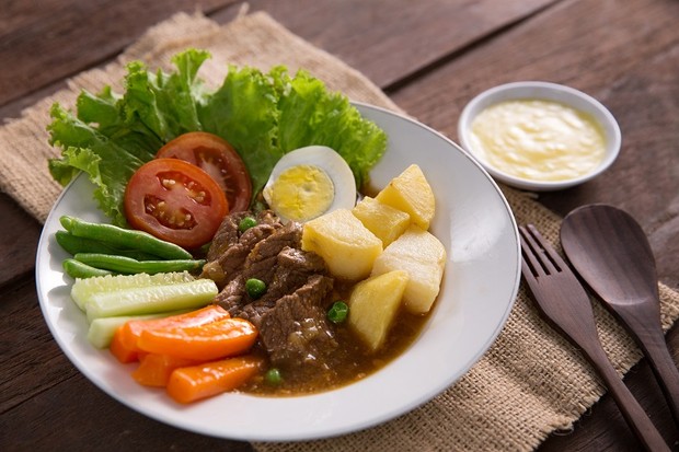 Berbagai hidangan khas saat momen perayaan Natal di tiap penjuru nusantara/Foto: Pegipegi.com