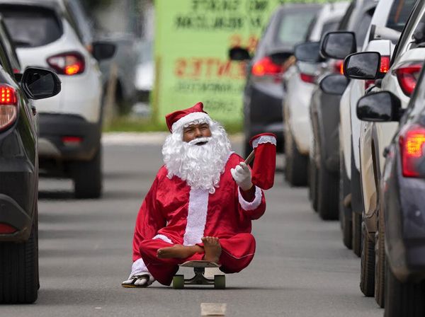 Bukan Bagi Hadiah, Santa Ini Malah Minta-minta di Jalanan Brasil