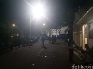 Buruh Masih Bertahan di Depan Kantor Gubernur Banten Desak Revisi UMP-UMK