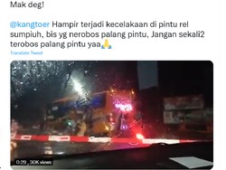 Near Miss! Bus Nyaris Dihantam Kereta, Penumpang Loncat Berhamburan