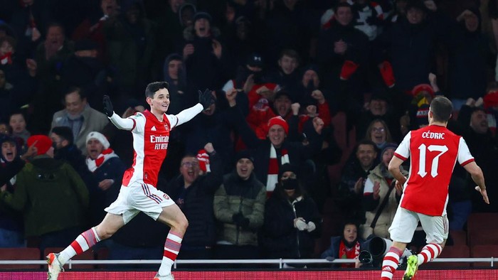 LONDON, ENGLAND - DECEMBER 21: Charlie Patino of Arsenal (L) celebrates after scoring their teams fifth goal during the Carabao Cup Quarter Final match between Arsenal and Sunderland at Emirates Stadium on December 21, 2021 in London, England. (Photo by Julian Finney/Getty Images)