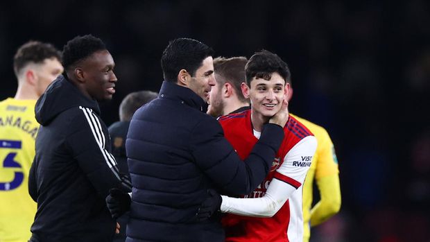 LONDON, ENGLAND - DECEMBER 21: Charlie Patino of Arsenal (L) celebrates after scoring their team's fifth goal during the Carabao Cup Quarter Final match between Arsenal and Sunderland at Emirates Stadium on December 21, 2021 in London, England. (Photo by Julian Finney/Getty Images)