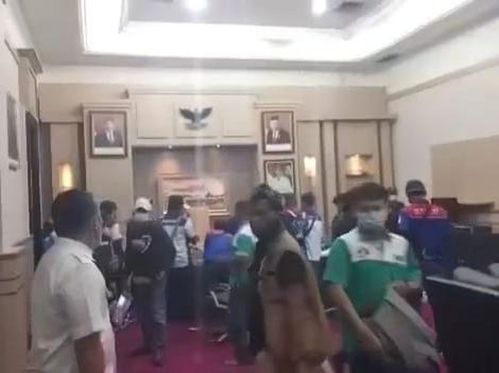 Momen Massa Buruh Duduki Kantor Gubernur Banten