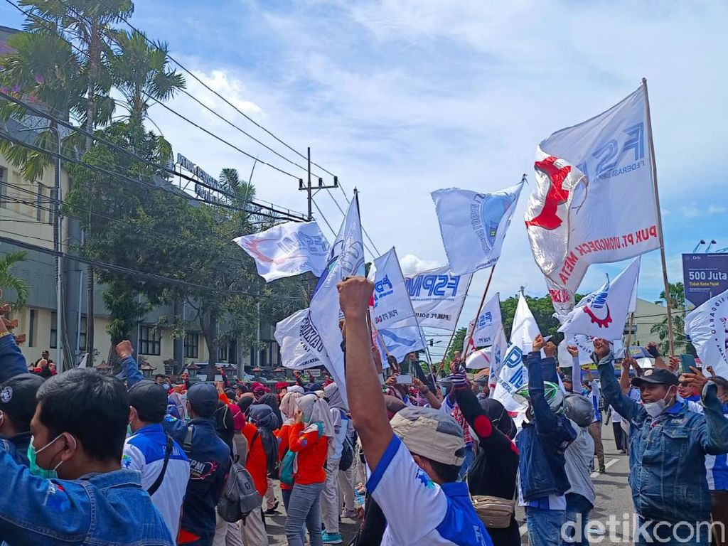 Buruh Jatim Kembali Demo, Minta UMP/UMK Direvisi