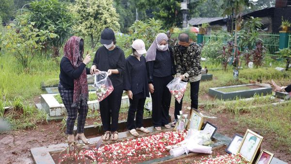 Potret Doddy Sudrajat Ziarah Makam di Ultah Vanesaa Angel: Berdoa-Tabur Bunga
