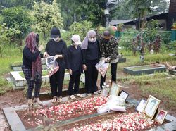 Potret Doddy Sudrajat Ziarah Makam di Ultah Vanesaa Angel: Berdoa-Tabur Bunga