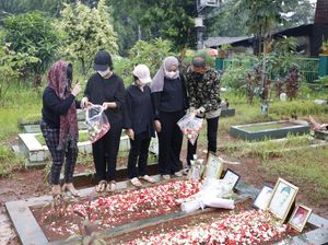 Potret Doddy Sudrajat Ziarah Makam di Ultah Vanesaa Angel: Berdoa-Tabur Bunga Potret Doddy Sudrajat Ziarah Makam di Ultah Vanesaa Angel: Berdoa-Tabur Bunga