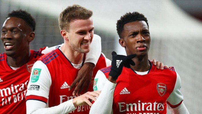 LONDON, ENGLAND - DECEMBER 21: Eddie Nketiah of Arsenal (R) celebrates with teammates Rob Holding and Folarin Balogun of Arsenal after scoring their teams first goal during the Carabao Cup Quarter Final match between Arsenal and Sunderland at Emirates Stadium on December 21, 2021 in London, England. (Photo by Julian Finney/Getty Images)