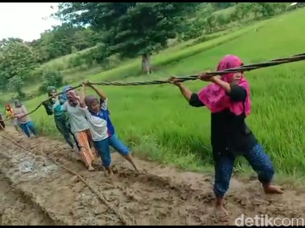 Di Hari Ibu, Emak-emak Sumenep Tarik Kabel PLN Demi Listrik Masuk Desa
