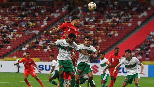 Singapore's Ikhsan Fandi (top) jumps to head the ball during the first leg of the AFF Suzuki Cup 2020 football semi-final match between Singapore and Indonesia at the National Stadium in Singapore on December 22, 2021. (Photo by Roslan RAHMAN / AFP)