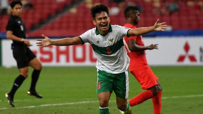 Singapore's Ikhsan Fandi (top) jumps to head the ball during the first leg of the AFF Suzuki Cup 2020 football semi-final match between Singapore and Indonesia at the National Stadium in Singapore on December 22, 2021. (Photo by Roslan RAHMAN / AFP)