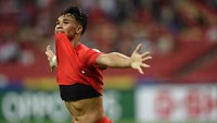 Gol Ikhsan saat itu membawa Singapura menyudahi laga leg pertama dengan skor 1-1 lawan Indonesia. (Foto: AFP/ROSLAN RAHMAN)