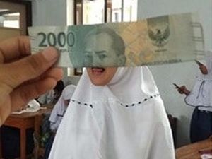 6 Foto Kocak Gabungan Wajah Asli & Uang Kertas Ini Bikin Takut Banget Loh