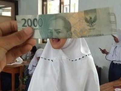 6 Foto Kocak Gabungan Wajah Asli & Uang Kertas Ini Bikin Takut Banget Loh