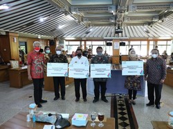 Ganjar Terima Sumbangan Listrik Gratis untuk 5 Kabupaten dari PLN