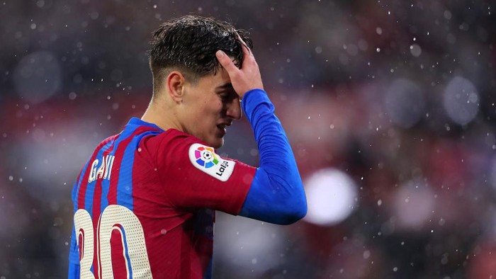 SEVILLE, SPAIN - DECEMBER 21: Gavi of FC Barcelona reacts during the LaLiga Santander match between Sevilla FC and FC Barcelona at Estadio Ramon Sanchez Pizjuan on December 21, 2021 in Seville, Spain. (Photo by Fran Santiago/Getty Images)