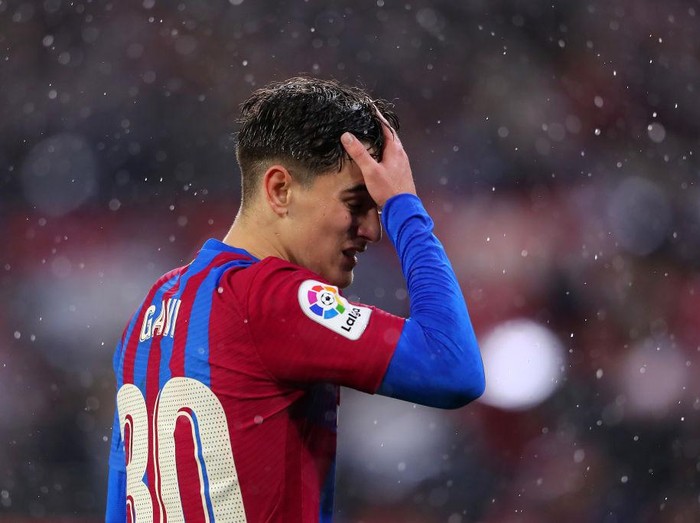 SEVILLE, SPAIN - DECEMBER 21: Gavi of FC Barcelona reacts during the LaLiga Santander match between Sevilla FC and FC Barcelona at Estadio Ramon Sanchez Pizjuan on December 21, 2021 in Seville, Spain. (Photo by Fran Santiago/Getty Images)