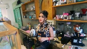Gaya Seksi Tisya Erni Saat Nikmati Bir Pletok dan Racik Kopi