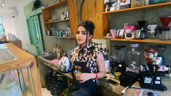 Gaya Seksi Tisya Erni Saat Nikmati Bir Pletok dan Racik Kopi