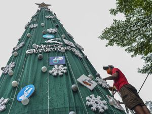 Makna Pohon Natal Unik Bertema Protokol Kesehatan di Ciamis