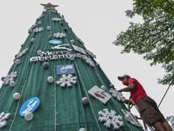 Makna Pohon Natal Unik Bertema Protokol Kesehatan di Ciamis