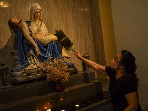 Gereja di Ciamis Bersolek, Ada Pohon Natal Kampanye Prokes