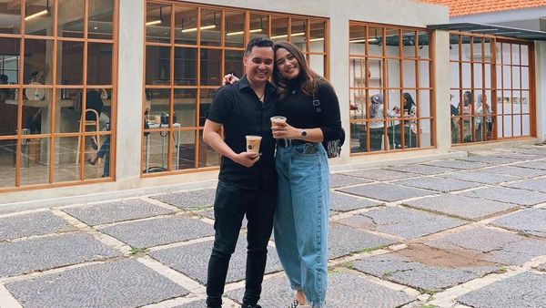 Cantiknya Greta Iren, Kakak Mendiang Laura yang Hobi Ngopi