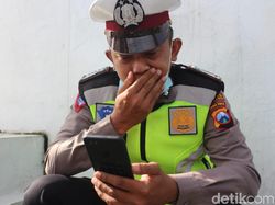 Haru Polisi di Jombang Saat Ucap Selamat Hari Ibu Lewat Video Call