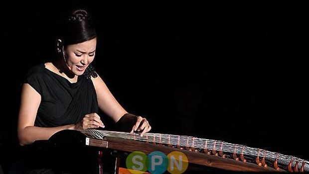 Honey Lee ketika bermain alat musik Gayageum
