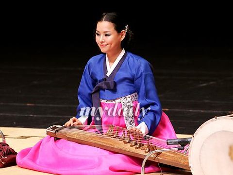 Honey Lee dalam balutan Hanbok dan memainkan Gayageum